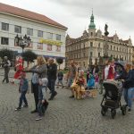Pískem prošel průvod s obří loutkou v čele. Festival začíná!