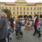 Pískem prošel průvod s obří loutkou v čele. Festival začíná!
