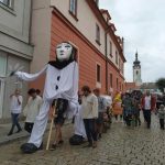 Pískem prošel průvod s obří loutkou v čele. Festival začíná!