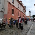 Pískem prošel průvod s obří loutkou v čele. Festival začíná!