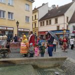 Pískem prošel průvod s obří loutkou v čele. Festival začíná!