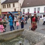Pískem prošel průvod s obří loutkou v čele. Festival začíná!