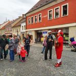 Pískem prošel průvod s obří loutkou v čele. Festival začíná!