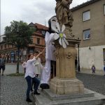 Pískem prošel průvod s obří loutkou v čele. Festival začíná!