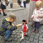 Pískem prošel průvod s obří loutkou v čele. Festival začíná!