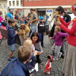 Pískem prošel průvod s obří loutkou v čele. Festival začíná!