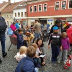 Pískem prošel průvod s obří loutkou v čele. Festival začíná!