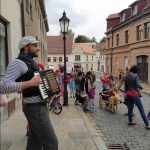 Pískem prošel průvod s obří loutkou v čele. Festival začíná!