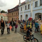 Pískem prošel průvod s obří loutkou v čele. Festival začíná!