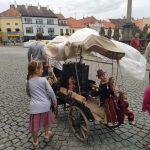 Pískem prošel průvod s obří loutkou v čele. Festival začíná!