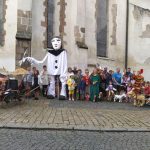 Pískem prošel průvod s obří loutkou v čele. Festival začíná!