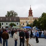 Přes nepřízeň počasí přijelo do Veselí na sto historických vozidel