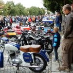 Přes nepřízeň počasí přijelo do Veselí na sto historických vozidel