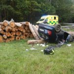 Řidička narazila do hranice dřeva a převrátila auto