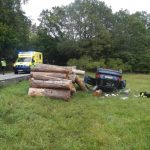 Řidička narazila do hranice dřeva a převrátila auto