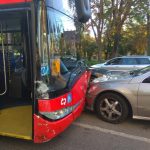 Policie zveřejnila fotografie z budějovické nehody na Mariánském náměstí