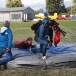 Soutěž v seskoku padákem pokračuje o strakonické pouti i v neděli