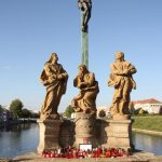 Na Kamenném mostě vznikl papučový řetěz