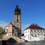 Veselská věž už je kompletní. Na své místo se vrátil i kříž