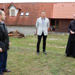 Veselská věž už je kompletní. Na své místo se vrátil i kříž