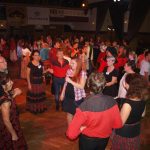 Festival Obrok s lektory, bálem a dortem pro opičky.