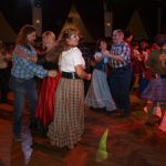 Festival Obrok s lektory, bálem a dortem pro opičky.