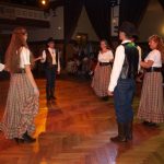 Festival Obrok s lektory, bálem a dortem pro opičky.