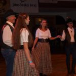 Festival Obrok s lektory, bálem a dortem pro opičky.