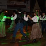 Festival Obrok s lektory, bálem a dortem pro opičky.