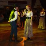 Festival Obrok s lektory, bálem a dortem pro opičky.
