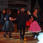 Festival Obrok s lektory, bálem a dortem pro opičky.