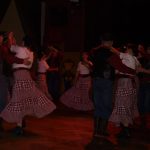 Festival Obrok s lektory, bálem a dortem pro opičky.