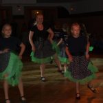 Festival Obrok s lektory, bálem a dortem pro opičky.