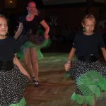 Festival Obrok s lektory, bálem a dortem pro opičky.