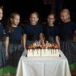 Festival Obrok s lektory, bálem a dortem pro opičky.