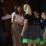 Festival Obrok s lektory, bálem a dortem pro opičky.