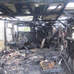 Hasiči jeli k požáru dvoupatrového domu, nakonec hasili jen garáž a kolnu