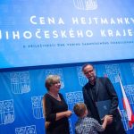V zámecké jízdárně na Hluboké hejtmanka ocenila osobnosti kraje Zlatými šupinami