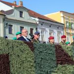 Letošní slavnost k výročí republiky na budějovickém náměstí byla s přehlídkou vojenské techniky