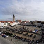 Letošní slavnost k výročí republiky na budějovickém náměstí byla s přehlídkou vojenské techniky