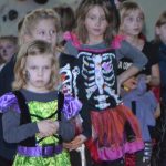 Strašidelné masky a dýně. V Sedlici se bavili při Strašidelném bálu