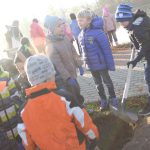 Školáci se nadšeně vrhli do sázení nových stromů v Písku