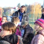 Školáci se nadšeně vrhli do sázení nových stromů v Písku