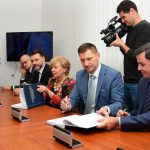 České dráhy dnes podepsaly s Jihočeským krajem smlouvy na deset let. Zlepší se vozový park i komfort