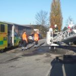 Hasiči museli evakuovat osoby při požáru montážní haly. S jedním ale…