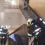 Hasiči museli evakuovat osoby při požáru montážní haly. S jedním ale…