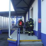Hasiči museli evakuovat osoby při požáru montážní haly. S jedním ale…