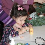 Adventní věnce a svícny si vyrobili návštěvníci tvořivého odpoledne ve Svatkovicích