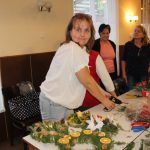 Adventní věnce a svícny si vyrobili návštěvníci tvořivého odpoledne ve Svatkovicích