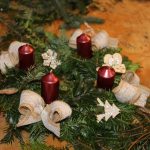 Adventní věnce a svícny si vyrobili návštěvníci tvořivého odpoledne ve Svatkovicích